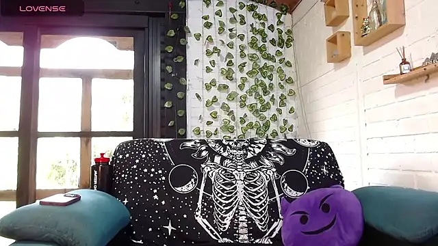 LiraSonnett online show from December 1, 9:09 pm