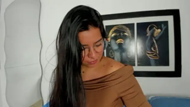 Snapshot of emilyy_cooperr chatting on January 16, 12:09 pm emilyy cooperr online show from January 16, 12:09 pm