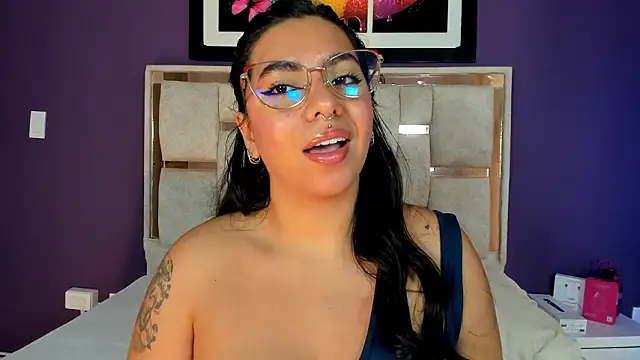 Snapshot of emilyy_cooperr chatting on February 10, 12:20 pm emilyy cooperr online show from February 10, 12:20 pm