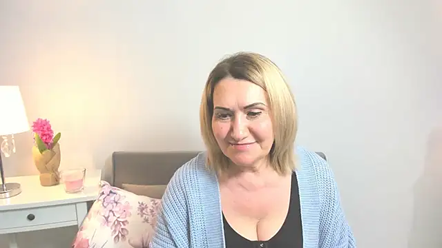 Snapshot of IsabellaSexyMilf chatting on March 14, 5:24 pm IsabellaSexyMilf online show from March 14, 5:24 pm