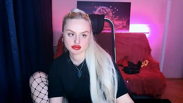 Snapshot of Miss_Alice_Silver chatting on March 18, 7:42 pm Miss Alice Silver online show from March 18, 7:42 pm