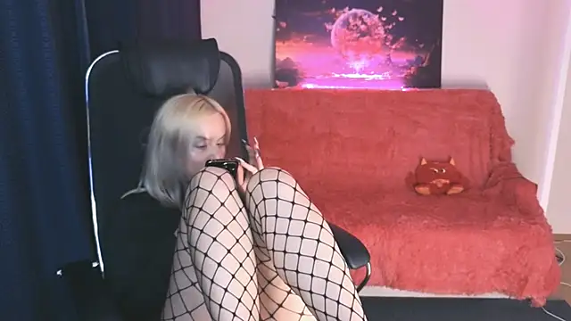 Snapshot of Miss_Alice_Silver chatting on March 19, 9:58 pm Miss Alice Silver online show from March 19, 9:58 pm