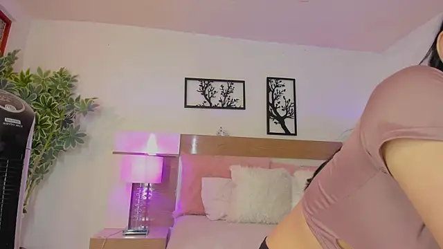 Snapshot of Olivia_pretty_ chatting on March 3, 1:31 pm Olivia pretty online show from March 3, 1:31 pm