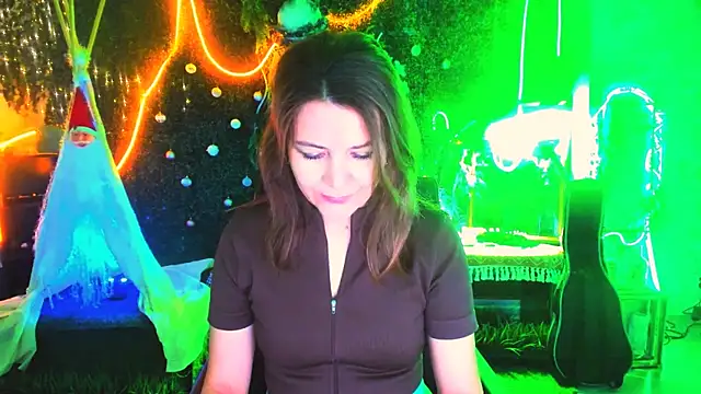 Snapshot of NicoleHitman chatting on February 9, 9:13 am NicoleHitman online show from February 9, 9:13 am