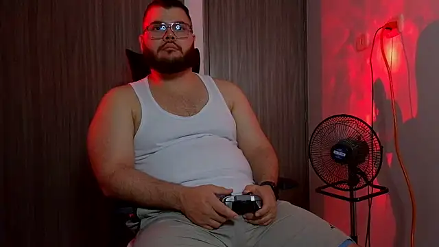 Snapshot of Edmund98 chatting on February 28, 4:13 am Edmund98 online show from February 28, 4:13 am