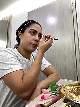 isabella winkler online show from January 8, 2:30 pm