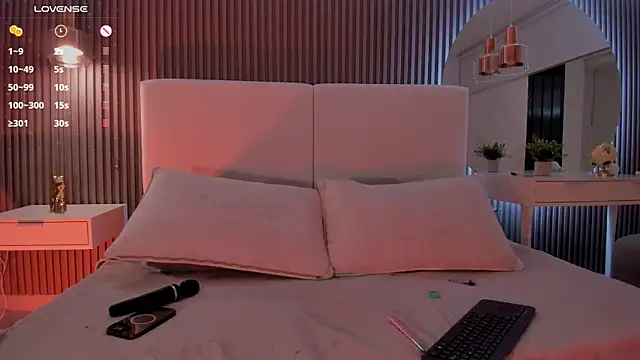 Zoewhitte online show from December 1, 11:59 am