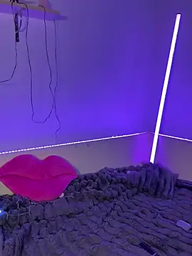 Snapshot of MiraLuccian chatting on February 12, 3:40 pm MiraLuccian online show from February 12, 3:40 pm