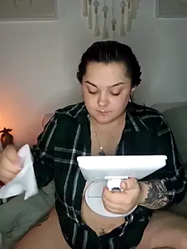 Snapshot of Saucy-Serenity chatting on February 6, 8:01 pm Saucy-Serenity online show from February 6, 8:01 pm