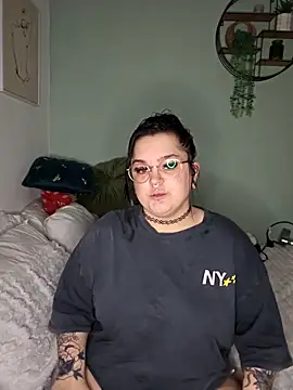 Snapshot of Saucy-Serenity chatting on February 21, 7:59 pm Saucy-Serenity online show from February 21, 7:59 pm