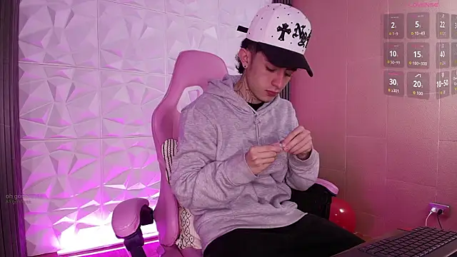 Snapshot of troy_rouge chatting on January 17, 11:15 am troy rouge online show from January 17, 11:15 am