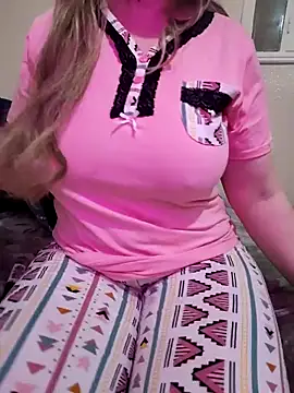 Snapshot of queen_belisima1 chatting on April 21, 11:18 pm queen belisima1 online show from April 21, 11:18 pm