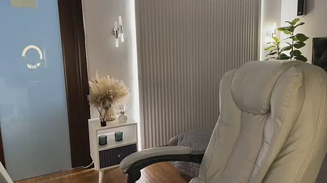 OhMyEmma online show from April 4, 1:04 am