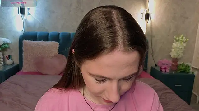 Snapshot of Kira_mindnes chatting on March 2, 5:52 am Kira mindnes online show from March 2, 5:52 am