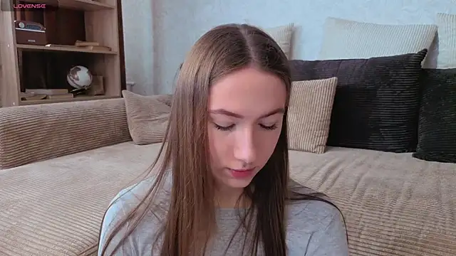 Snapshot of Kira_mindnes chatting on April 12, 6:18 am Kira mindnes online show from April 12, 6:18 am