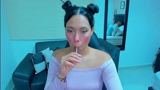 Snapshot of _LiilyWong chatting on October 11, 5:17 am LiilyWong online show from October 11, 5:17 am