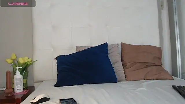 willow smitt online show from December 19, 12:01 pm