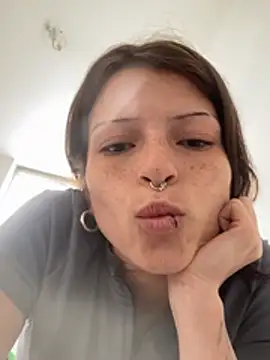 Snapshot of val_zx chatting on April 18, 1:26 pm val zx online show from April 18, 1:26 pm