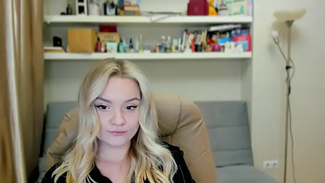 Kara Smith  online show from December 4, 11:02 pm