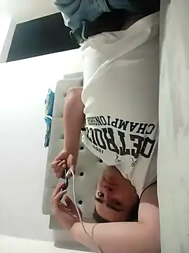 Snapshot of Andy-rtg chatting on November 24, 2:33 am Andy-rtg online show from November 24, 2:33 am