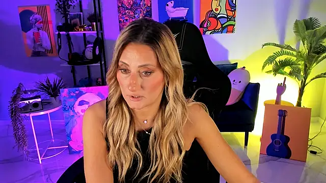 Snapshot of SarahAlluring chatting on October 19, 11:55 am SarahAlluring online show from October 19, 11:55 am