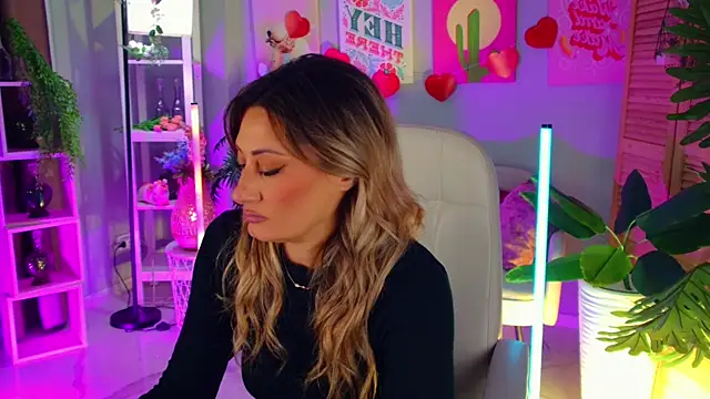 SarahAlluring online show from April 2, 1:31 pm