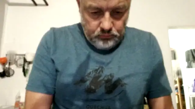 Snapshot of Berg_Boy chatting on September 30, 8:47 pm Berg Boy online show from September 30, 8:47 pm