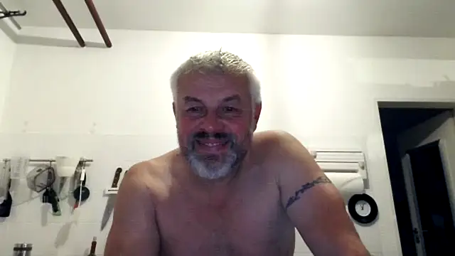 Snapshot of Berg_Boy chatting on October 20, 9:04 pm Berg Boy online show from October 20, 9:04 pm