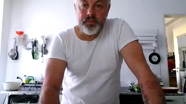 Snapshot of Berg_Boy chatting on November 8, 8:25 am Berg Boy online show from November 8, 8:25 am