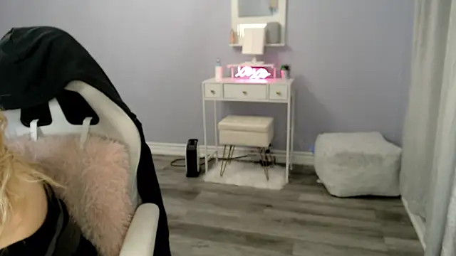 Snapshot of BellaStar84 chatting on December 22, 11:40 am BellaStar84 online show from December 22, 11:40 am