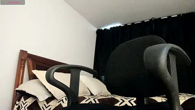 Snapshot of Hat_girl chatting on May 12, 9:45 pm Hat girl online show from May 12, 9:45 pm