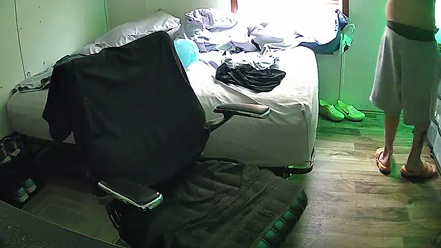 Muffdiver718 online show from March 17, 4:43 pm