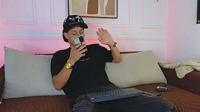 Snapshot of Stone_grey1_ chatting on July 8, 1:32 am Stone grey1 online show from July 8, 1:32 am