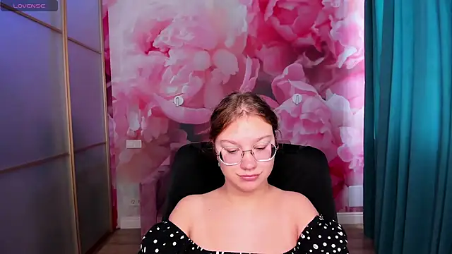 AngelinaLow online show from October 5, 5:28 am