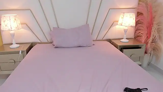 Snapshot of Amara_Sinclair chatting on March 19, 10:53 pm Amara Sinclair online show from March 19, 10:53 pm