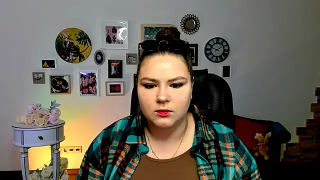 Snapshot of FlorenceAnderson chatting on March 22, 9:45 am FlorenceAnderson online show from March 22, 9:45 am