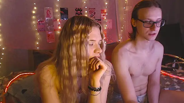 Snapshot of Your_Horny_Friends chatting on March 24, 4:23 pm Your Horny Friends online show from March 24, 4:23 pm