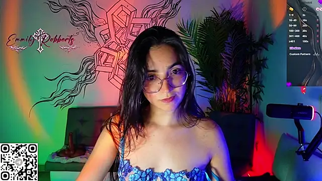 Snapshot of Emmi_Roberts chatting on May 2, 1:32 am Emmi Roberts online show from May 2, 1:32 am