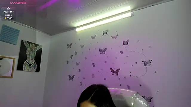 Pretty Johnson  online show from March 25, 11:49 am