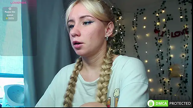 Snapshot of Mia__Kitty chatting on October 17, 12:30 pm Mia  Kitty online show from October 17, 12:30 pm