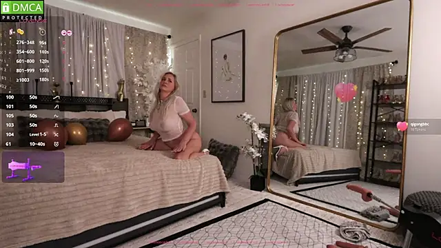 LoveMoScarlett online show from November 4, 5:45 pm