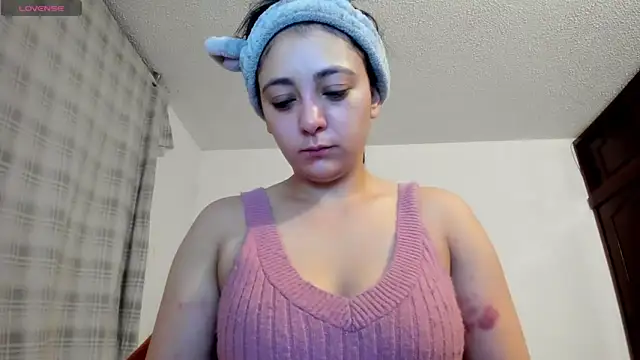 Snapshot of xx_chloesex chatting on April 25, 4:04 am xx chloesex online show from April 25, 4:04 am