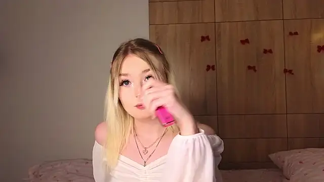 minigirl online show from March 1, 4:20 pm