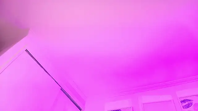 Snapshot of Valen_ross_ chatting on February 6, 9:18 pm Valen ross online show from February 6, 9:18 pm