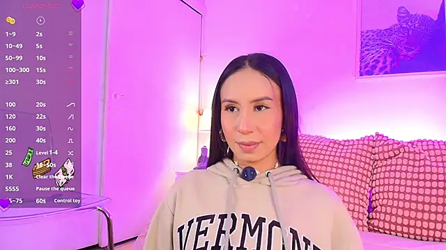 Snapshot of Valen_ross_ chatting on February 8, 9:40 pm Valen ross online show from February 8, 9:40 pm