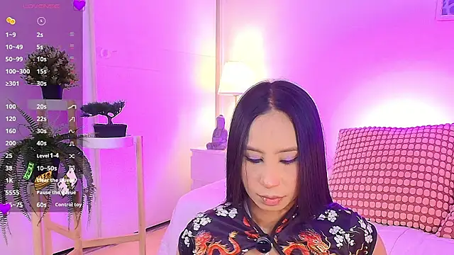 Snapshot of Valen_ross_ chatting on February 12, 9:43 pm Valen ross online show from February 12, 9:43 pm