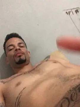 Snapshot of HenriquePhn chatting on March 31, 12:34 am HenriquePhn online show from March 31, 12:34 am