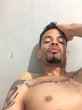 Snapshot of HenriquePhn chatting on April 5, 3:26 am HenriquePhn online show from April 5, 3:26 am