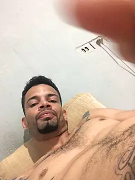 Snapshot of HenriquePhn chatting on April 5, 7:00 pm HenriquePhn online show from April 5, 7:00 pm