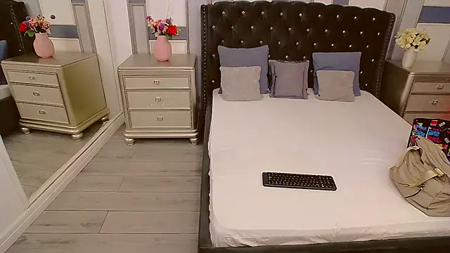 SuzzySun online show from February 11, 4:02 pm